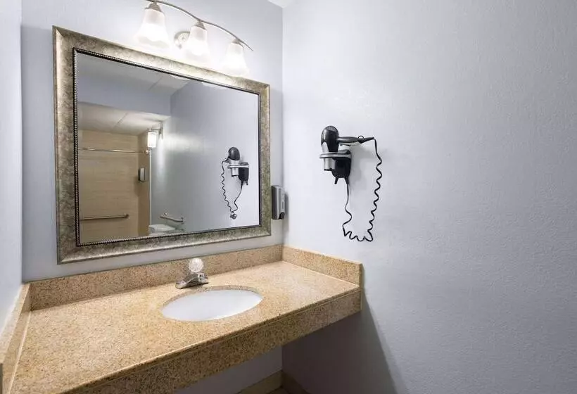 Days Inn By Wyndham Queensbury/lake George