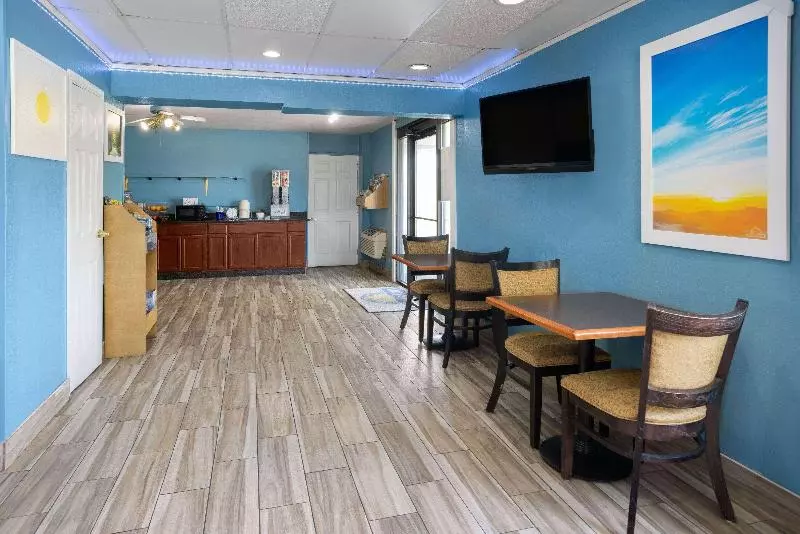 Days Inn By Wyndham Queensbury/lake George