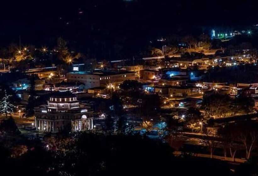 בית מלון כפרי Atascadero Inn