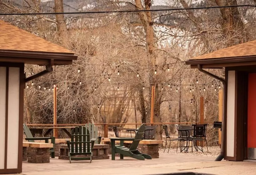 모텔 Loyal Duke Lodge