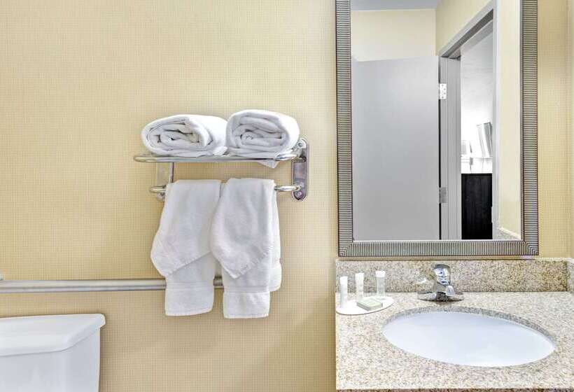 فندق على الطريق Super 8 By Wyndham Brockton