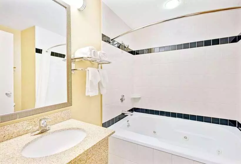 מוטל Super 8 By Wyndham Brockton