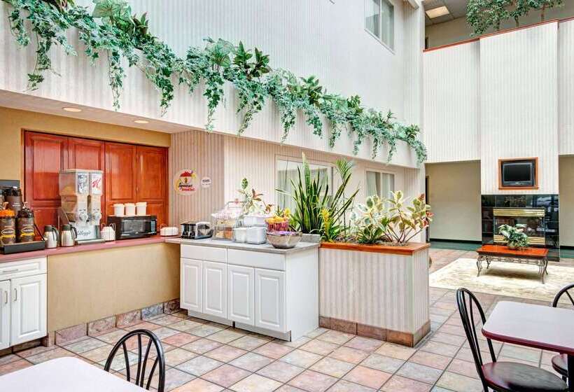 فندق على الطريق Super 8 By Wyndham Brockton