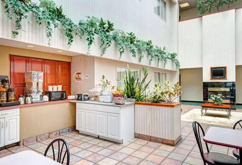 מוטל Super 8 By Wyndham Brockton