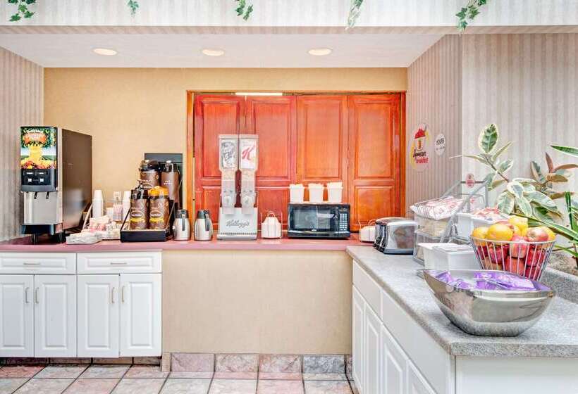 فندق على الطريق Super 8 By Wyndham Brockton