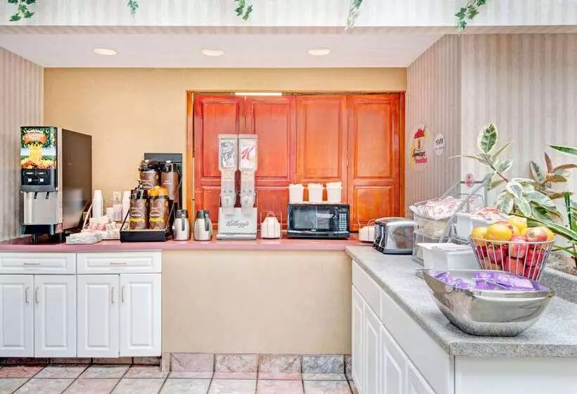 מוטל Super 8 By Wyndham Brockton