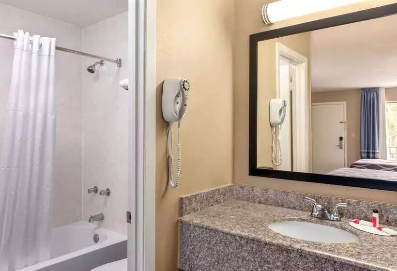 Opulent Oasis Motel Crestview