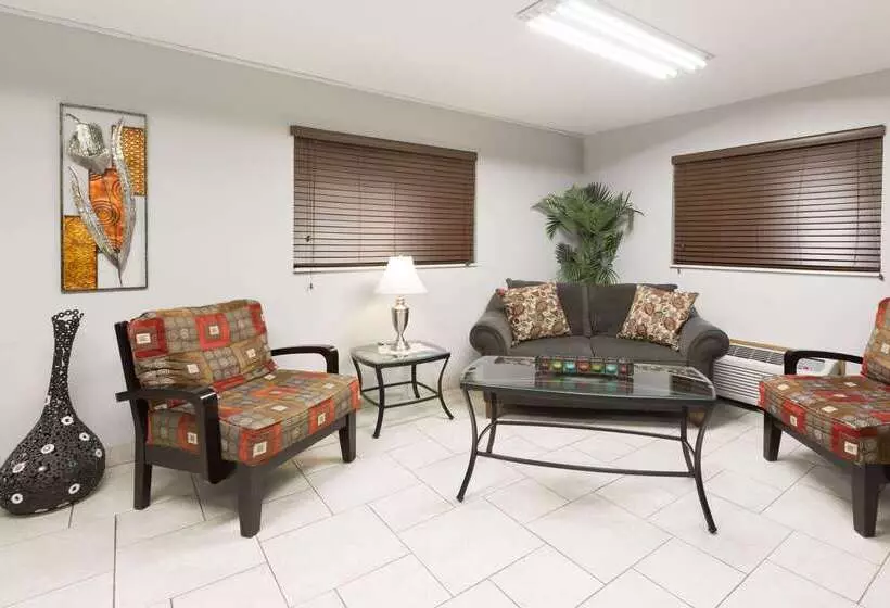 فندق على الطريق Super 8 By Wyndham Osceola Ia