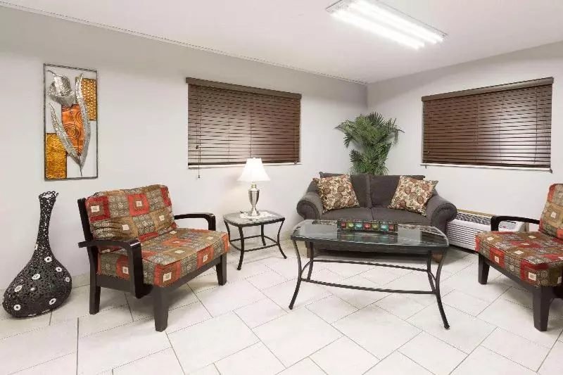 فندق على الطريق Super 8 By Wyndham Osceola Ia