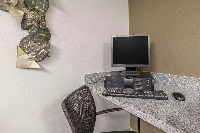 فندق على الطريق Super 8 By Wyndham Osceola Ia