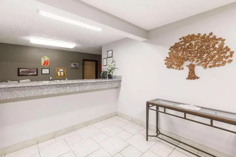 فندق على الطريق Super 8 By Wyndham Osceola Ia