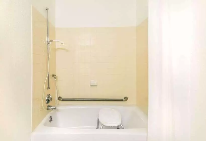 فندق على الطريق Super 8 By Wyndham Twinsburg/cleveland Area