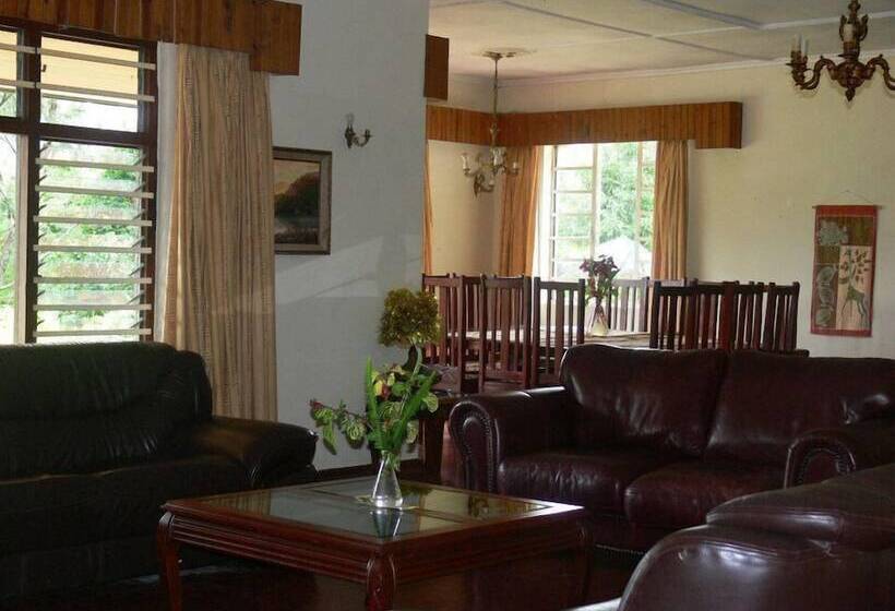 It S A Small World Backpackers Lodge   Hostel