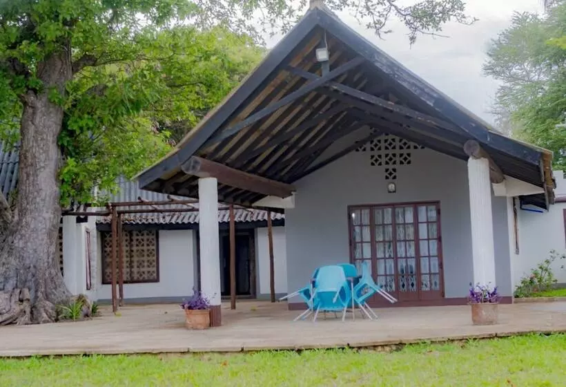 هتل Bahari Beach Castle Lodge
