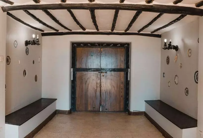هتل Bahari Beach Castle Lodge
