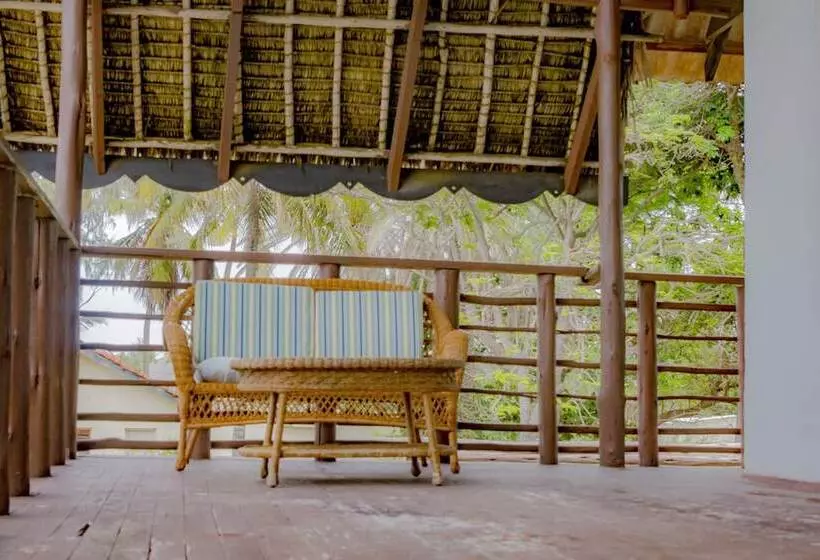 هتل Bahari Beach Castle Lodge