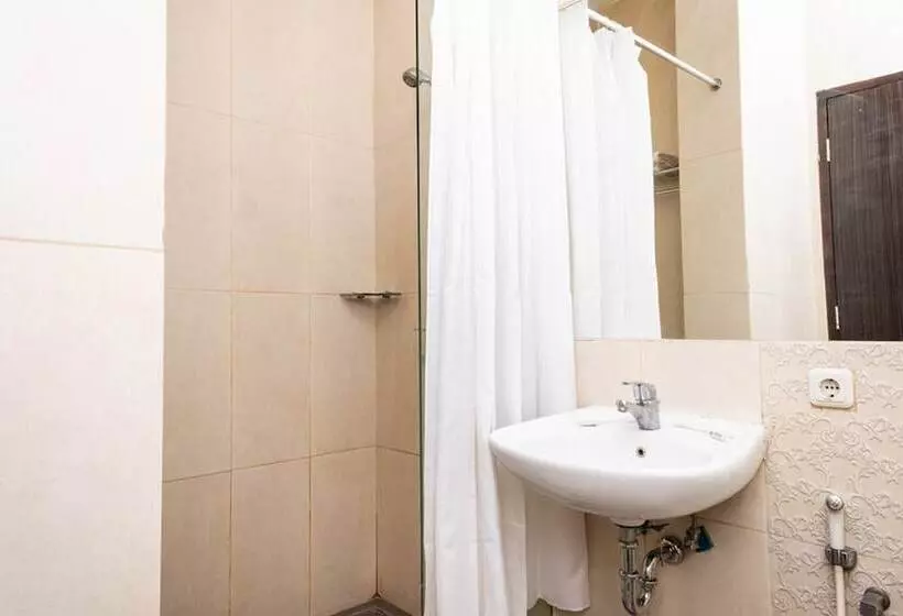 ペンション Reddoorz @ Pelita Raya Rappocini