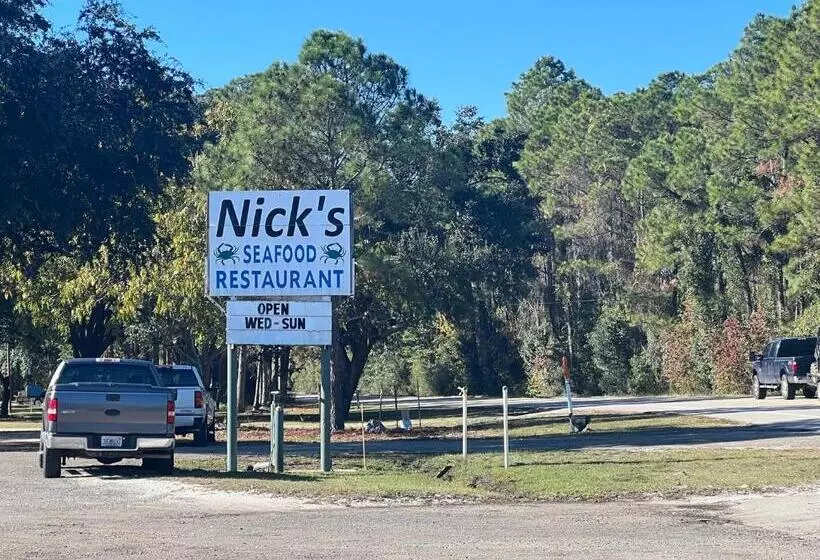 Hole Inn The Wall Hotel Fort Walton Beach Sunset Plaza Nearby Beaches & Hurlburt