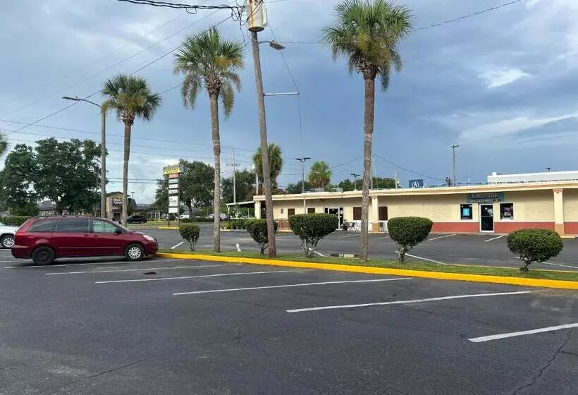 Hole Inn The Wall Hotel Fort Walton Beach Sunset Plaza Nearby Beaches & Hurlburt