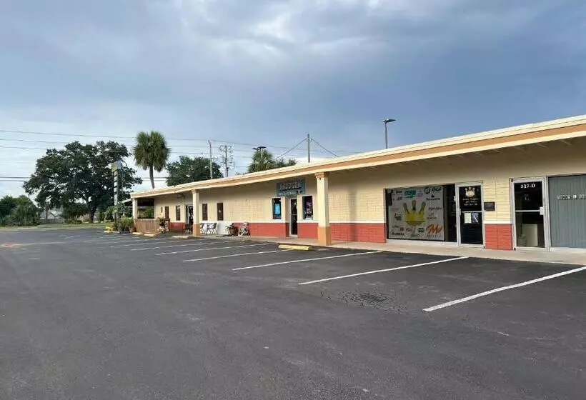 Hole Inn The Wall Hotel Fort Walton Beach Sunset Plaza Nearby Beaches & Hurlburt