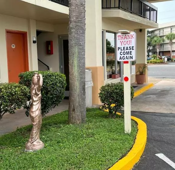 Hole Inn The Wall Hotel Fort Walton Beach Sunset Plaza Nearby Beaches & Hurlburt