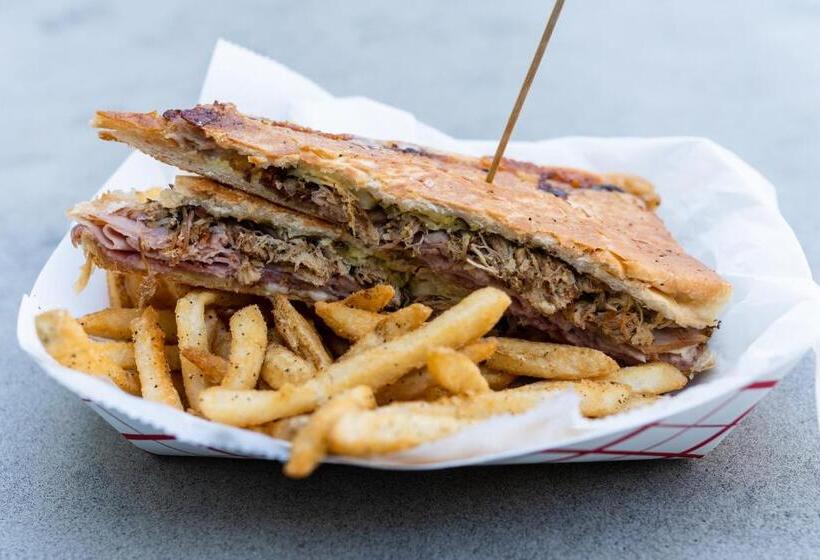 酒店 Postcard Inn On The Beach