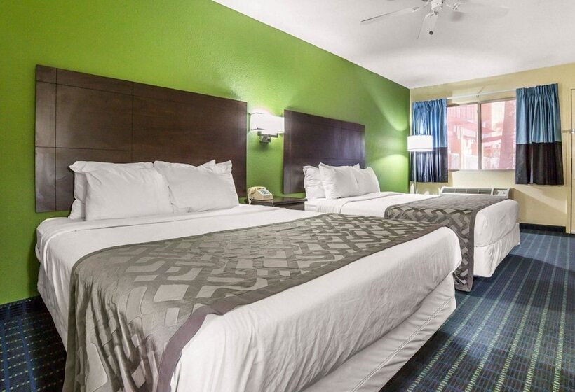 호텔 Rodeway Inn & Suites