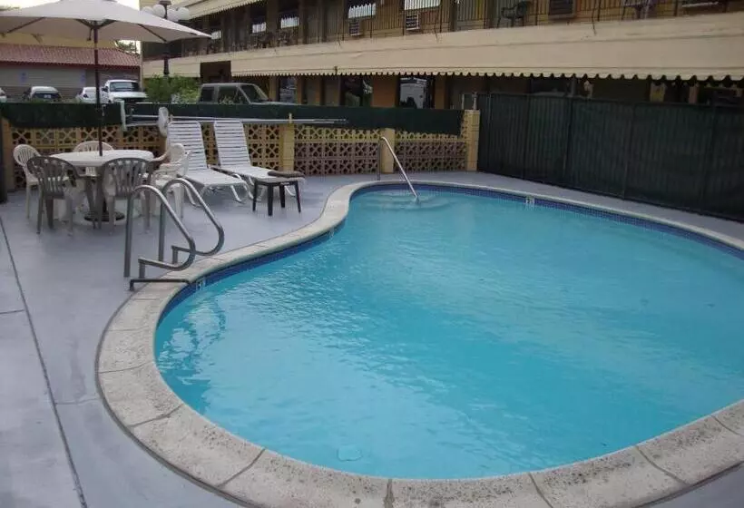 Отель Townhouse Inn And Suites