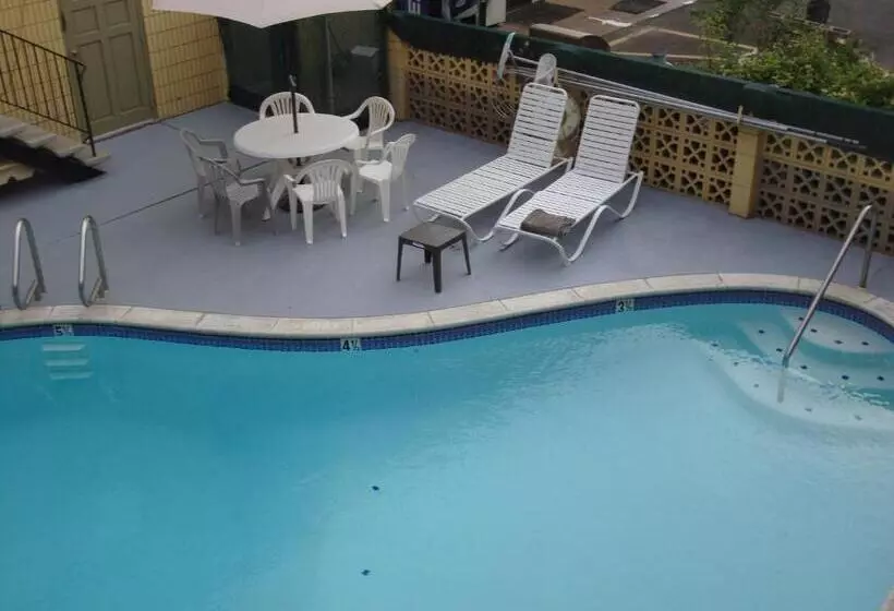 Отель Townhouse Inn And Suites