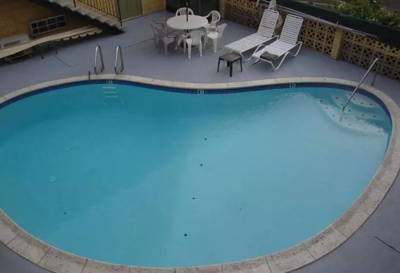 Отель Townhouse Inn And Suites