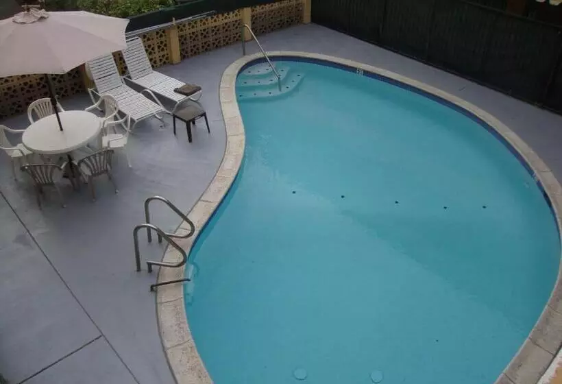 Отель Townhouse Inn And Suites