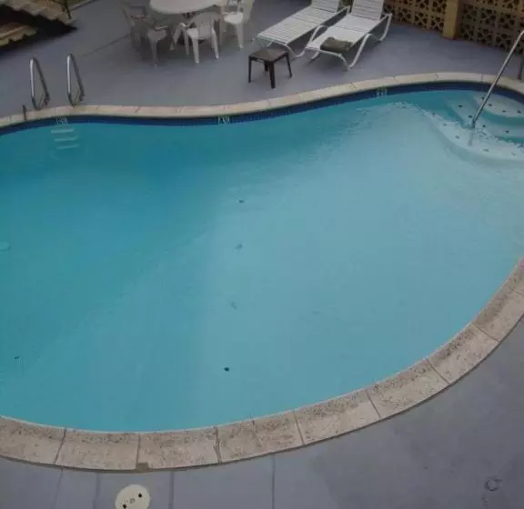 Отель Townhouse Inn And Suites