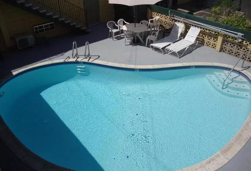 Отель Townhouse Inn And Suites