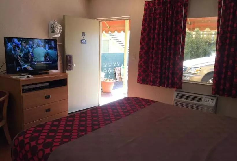 Отель Townhouse Inn And Suites