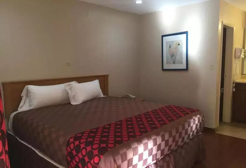 Отель Townhouse Inn And Suites