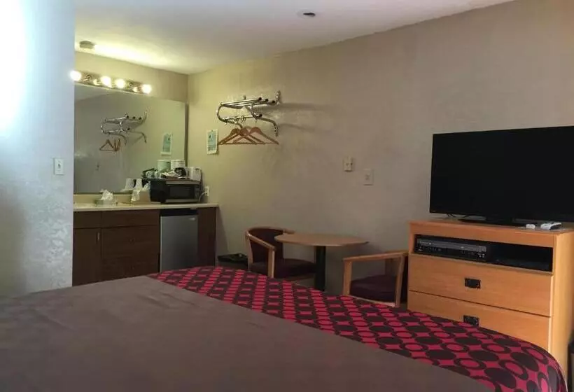 Отель Townhouse Inn And Suites