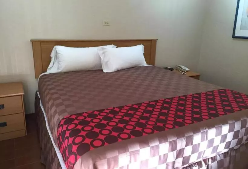 Отель Townhouse Inn And Suites