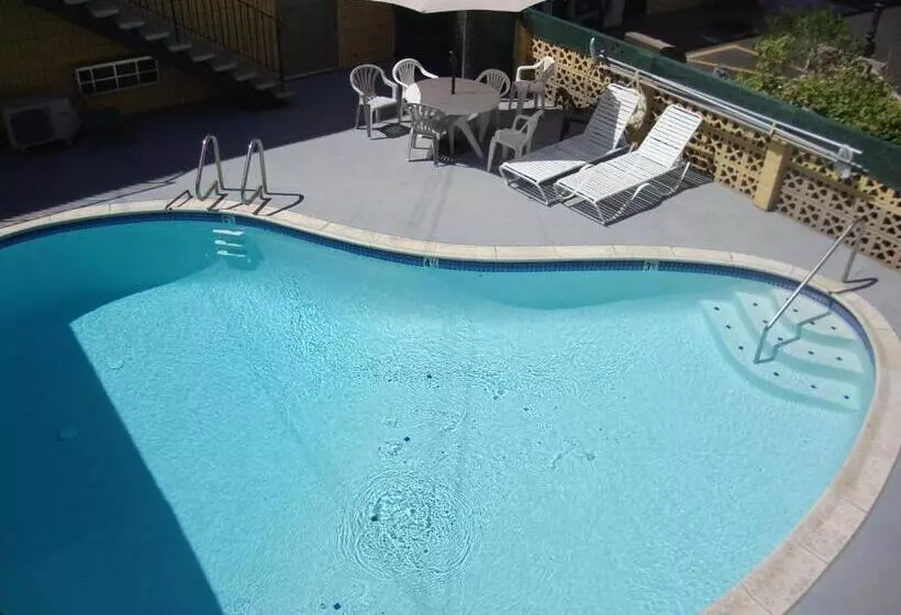 Отель Townhouse Inn And Suites