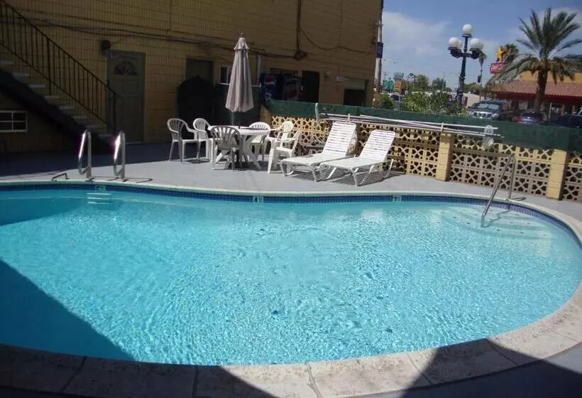 Отель Townhouse Inn And Suites