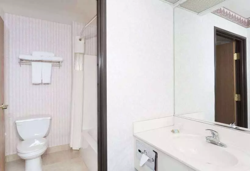 هتل Days Inn By Wyndham Phoenix West