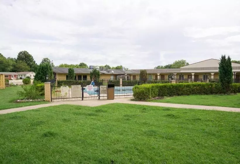 모텔 Woodridge Inn And Suites