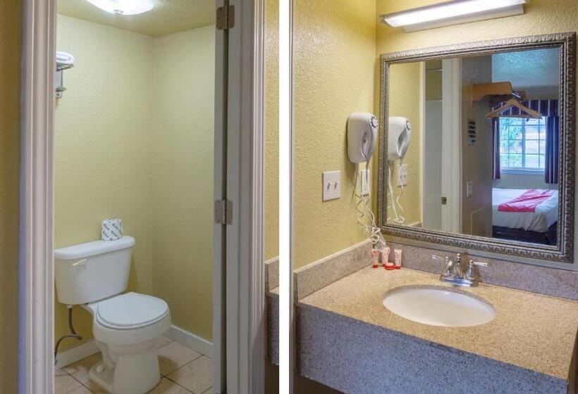 모텔 Woodridge Inn And Suites