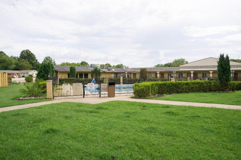 모텔 Woodridge Inn And Suites