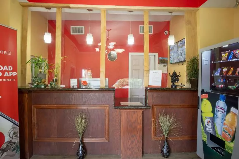 모텔 Woodridge Inn And Suites