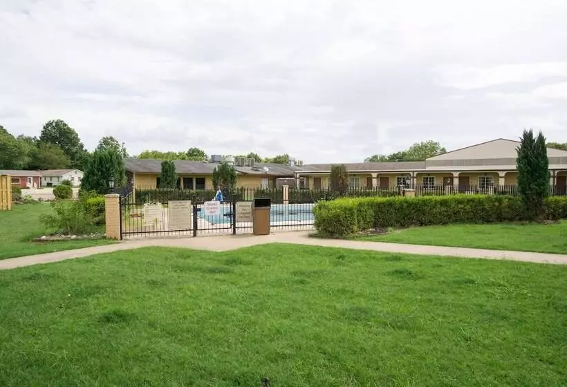 모텔 Woodridge Inn And Suites