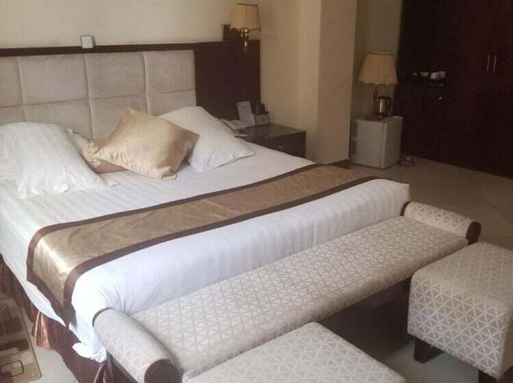 Отель Desta International