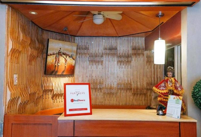 בית מלון כפרי Reddoorz @ Climaco Street Cebu