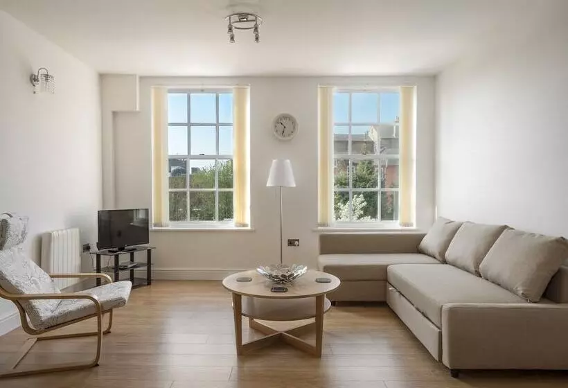 Luxurious 2 Bed Apartment In Central Bedford