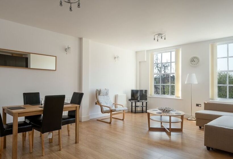 Luxurious 2 Bed Apartment In Central Bedford