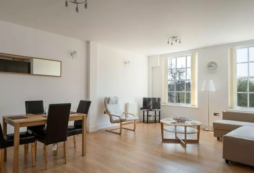 Luxurious 2 Bed Apartment In Central Bedford